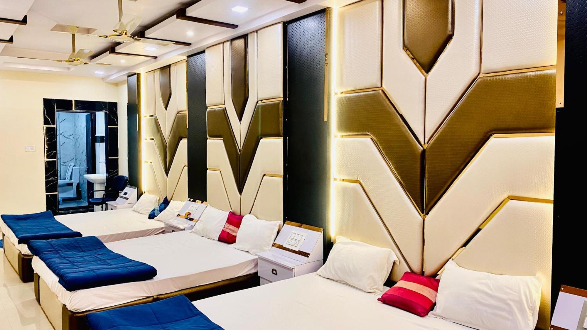 Hotel Mark Uddzsaín Kültér fotó