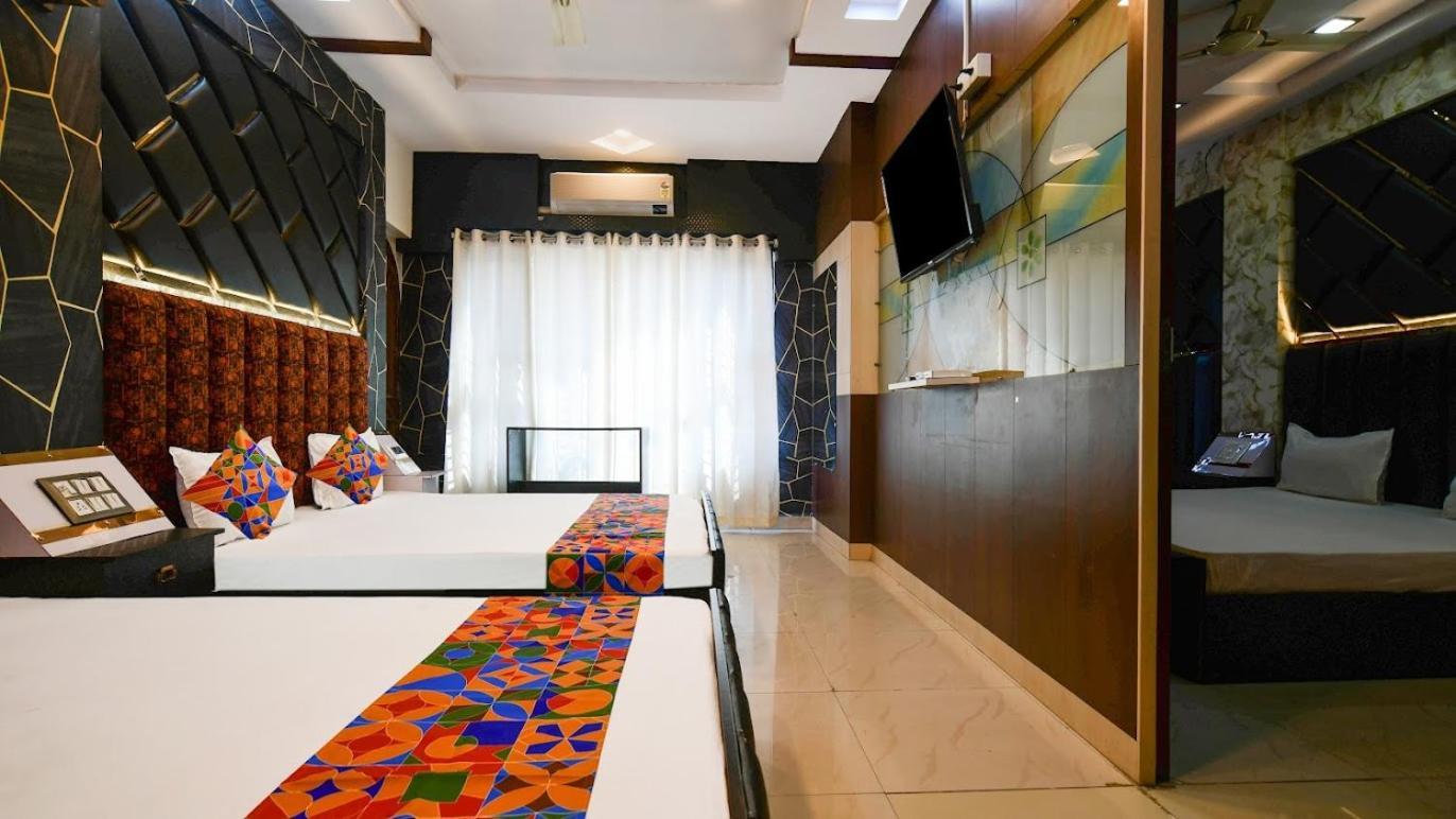 Hotel Mark Uddzsaín Kültér fotó