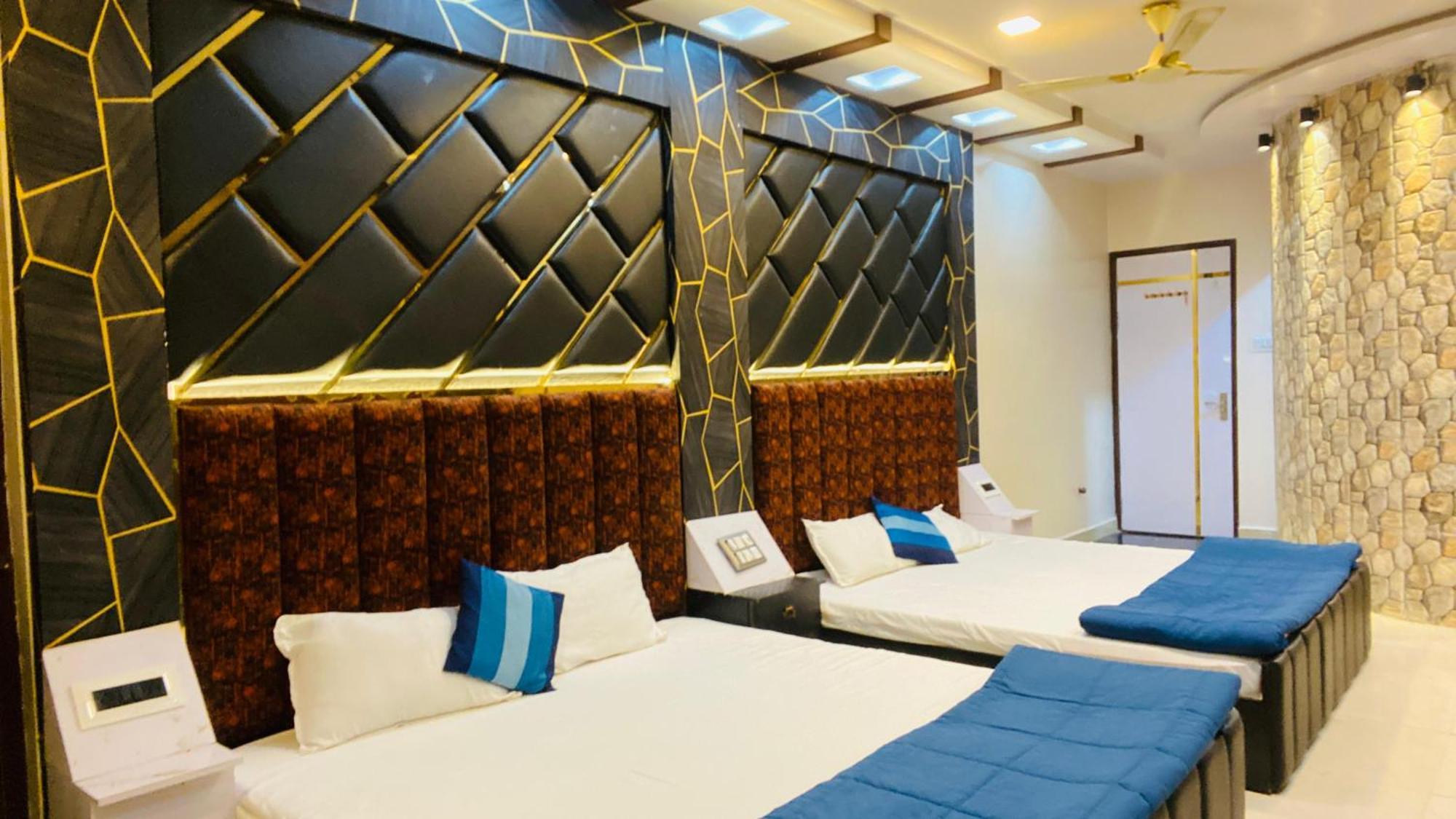 Hotel Mark Uddzsaín Kültér fotó