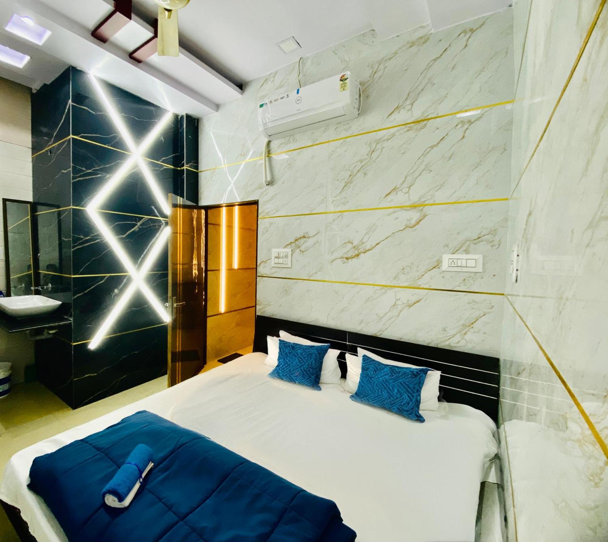Hotel Mark Uddzsaín Kültér fotó