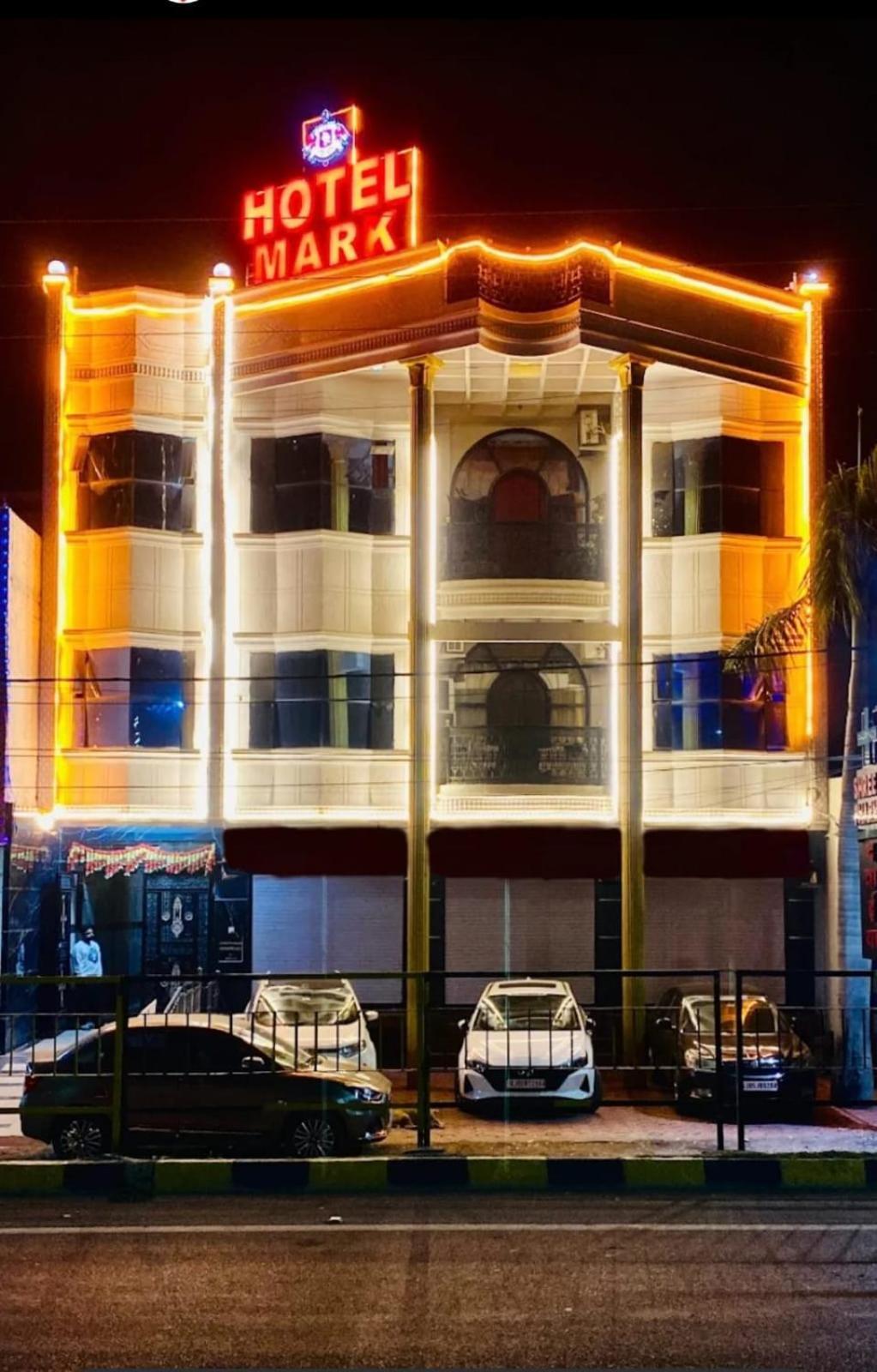Hotel Mark Uddzsaín Kültér fotó